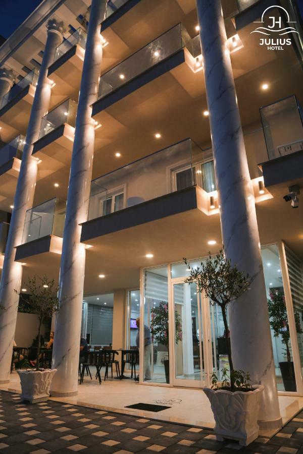 Julius Hotel Golem  Ngoại thất bức ảnh